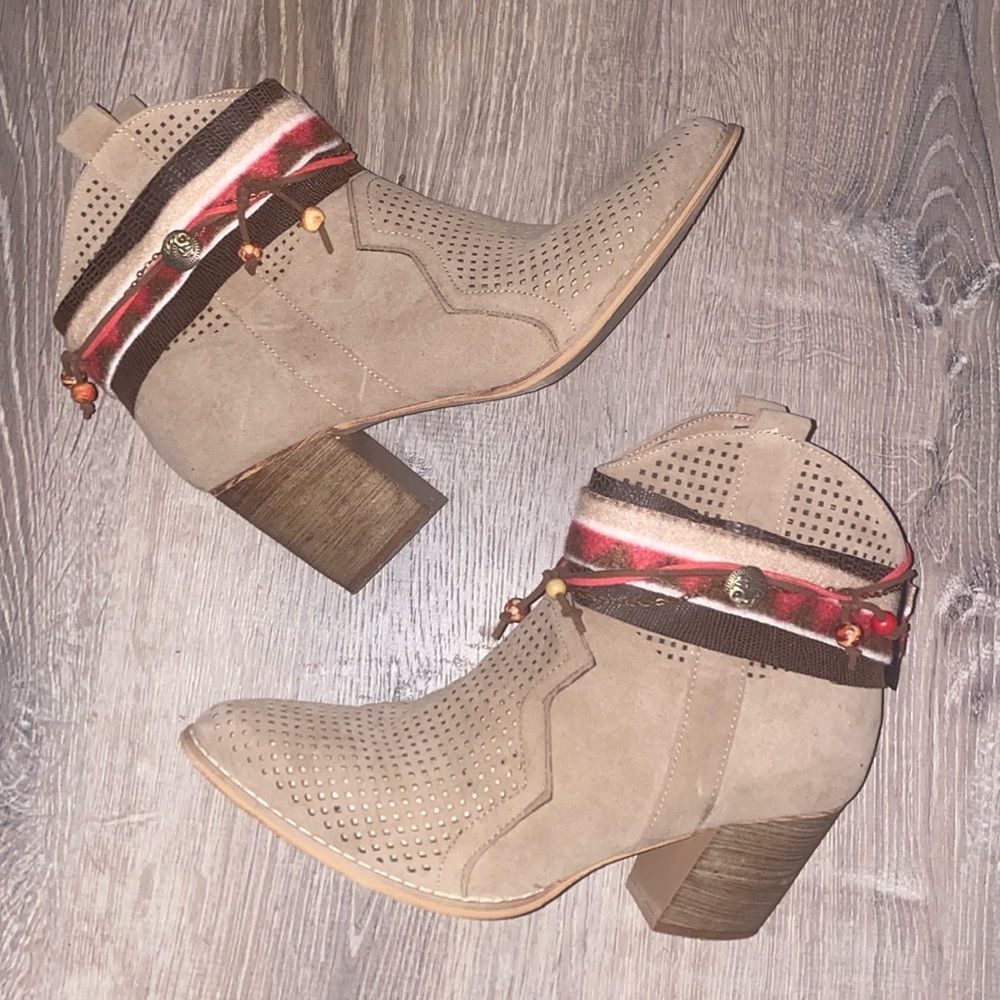 Yoki Western Style Perforated Replay Booties size 10